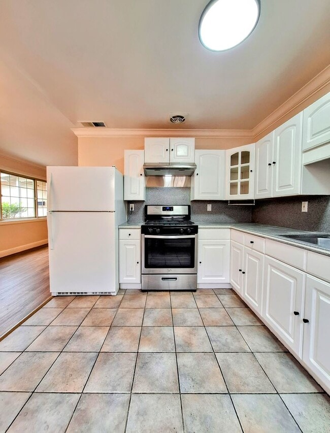Building Photo - Beautiful Single Story House w/Low Mainten...