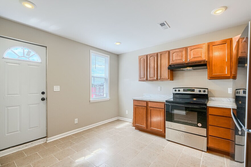 Building Photo - 446 N Linwood Ave