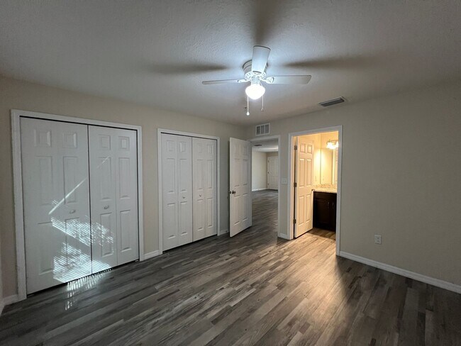 Building Photo - Available now! Lovely 2 Bedroom, 2 Bathroo...