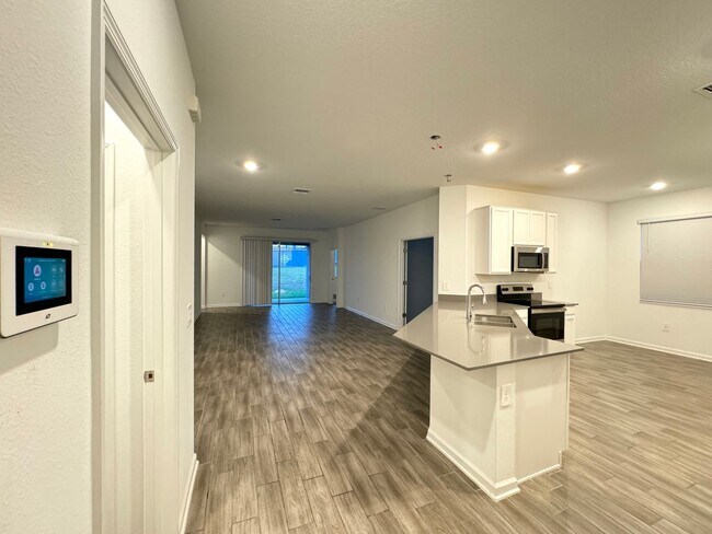 Building Photo - Rare find In-Law suite Home! Single family house with Separate entry and kitchen, laundry set!