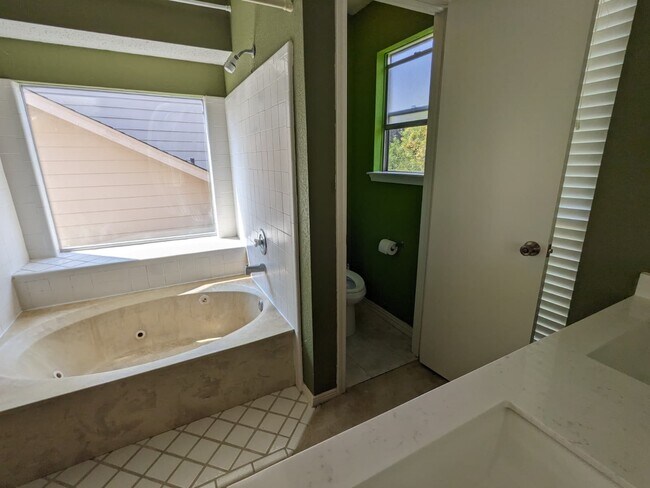 Building Photo - 4715 Sunshine Dr
