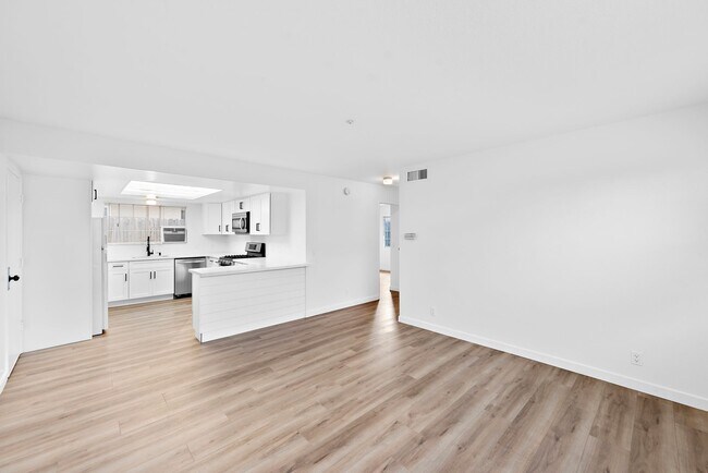 Building Photo - 211 Avenida Miramar