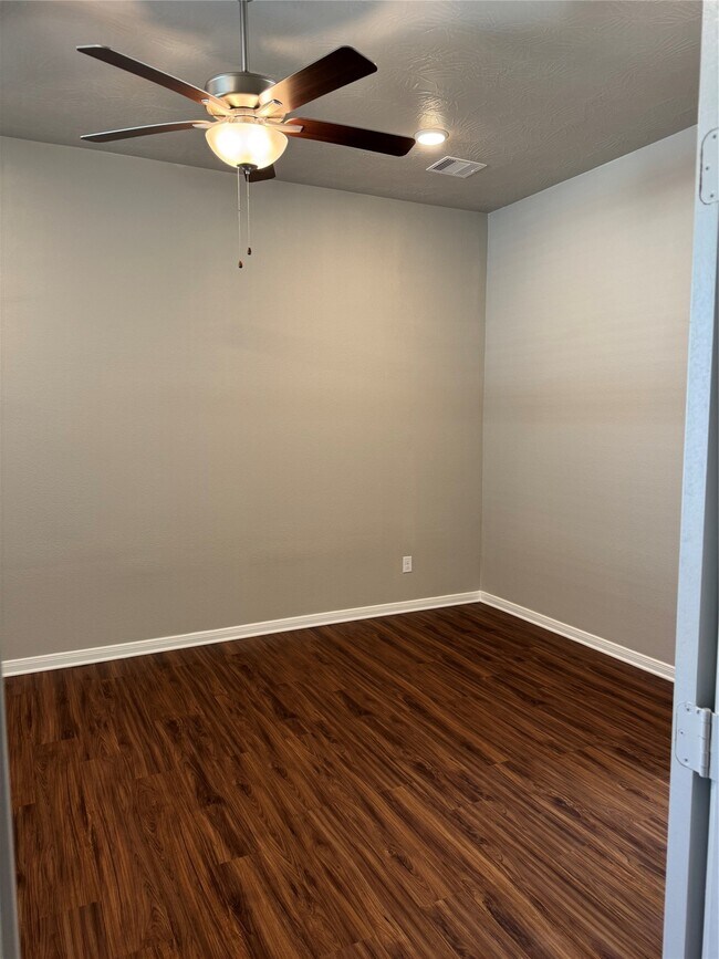 Building Photo - 1042 Tomball Downs Dr