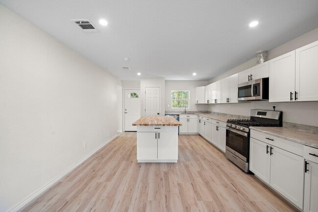 Building Photo - 305 E Humble St