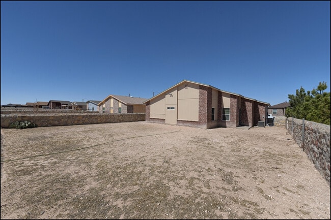 Building Photo - 14408 Escalera Dr