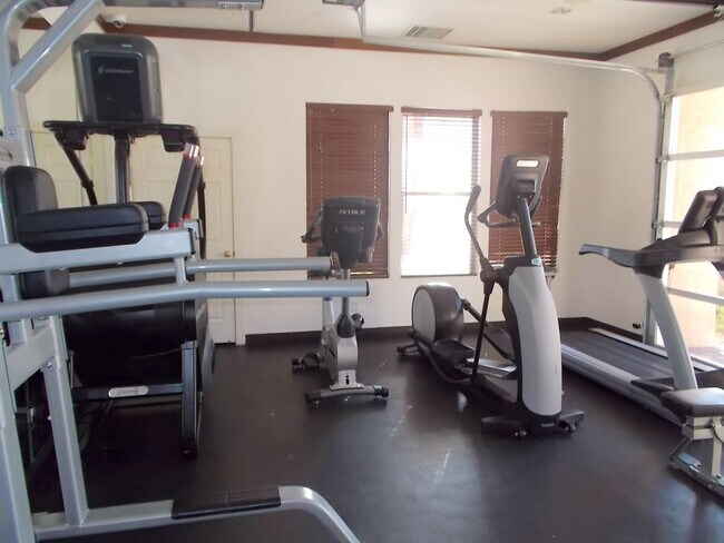 Building Photo - Beautiful 1-Bedroom Condo in Prime Bella V...