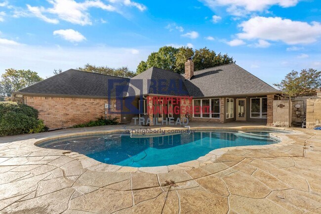 Building Photo - Charming 3 Bed 2 Bath Home in a Great Neighborhood - Private Pool!