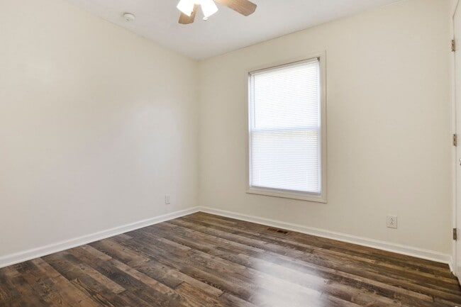 Building Photo - Updated Three Bedroom!