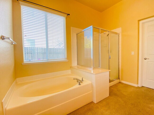 Building Photo - 9565 Stone Springs Dr