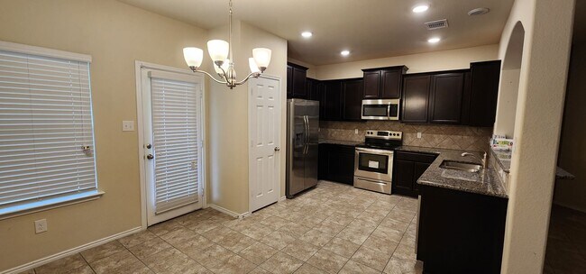 Building Photo - Beautiful 3 Bedroom House