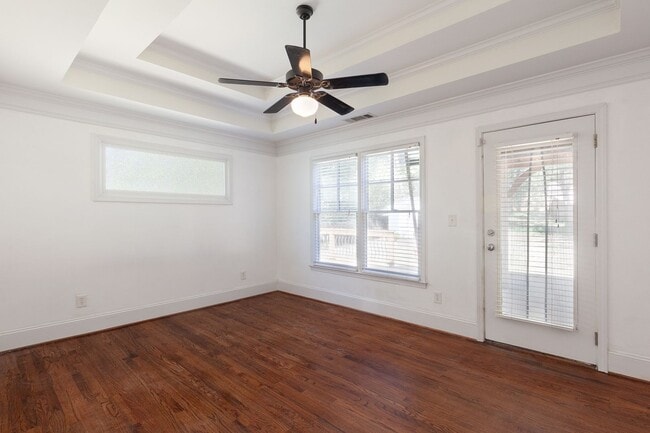 Building Photo - Updated 3/2 Bungalow w/ Large Backyard & M...