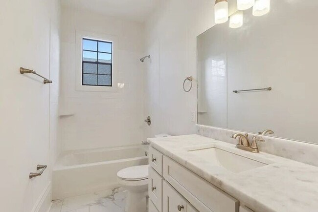 Building Photo - 2215 Second Street - Apt B