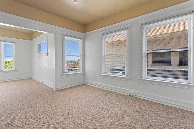 Building Photo - 1 Bedroom close to SW! Pets Ok! Walking di...