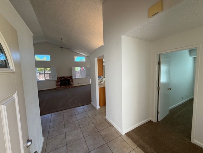 Building Photo - Beautiful 3-Bedroom Benicia Home