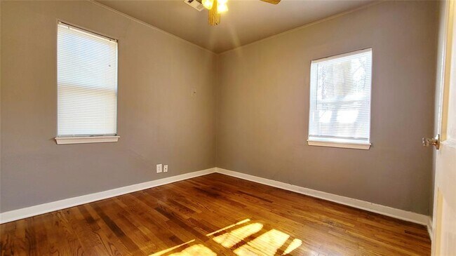 Building Photo - 300 E Kittyhawk Dr