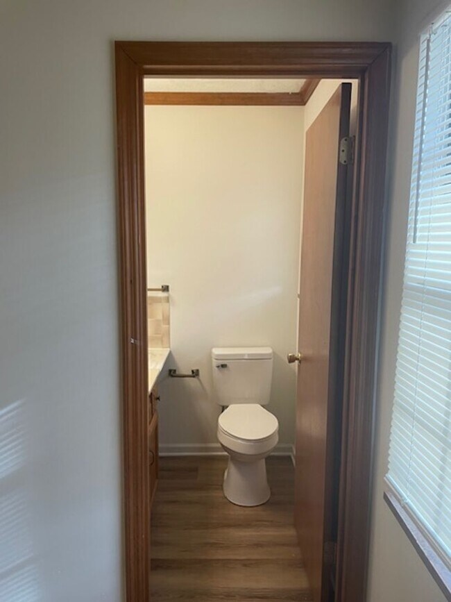 Building Photo - Knoxville 37912 - 2 bedroom 1.5 bath condo - call Howard Grower 865-705-0969