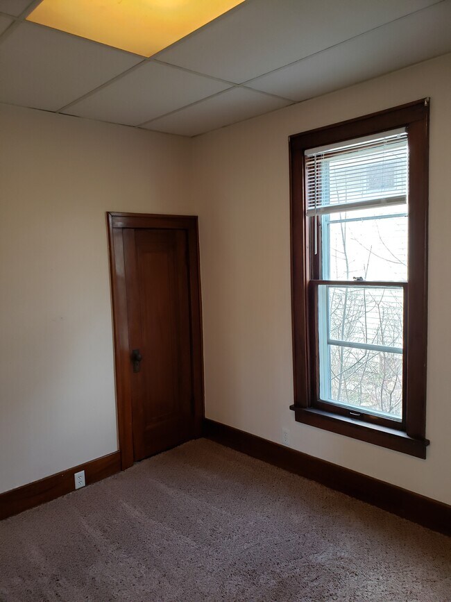 Building Photo - 558 Monroe St