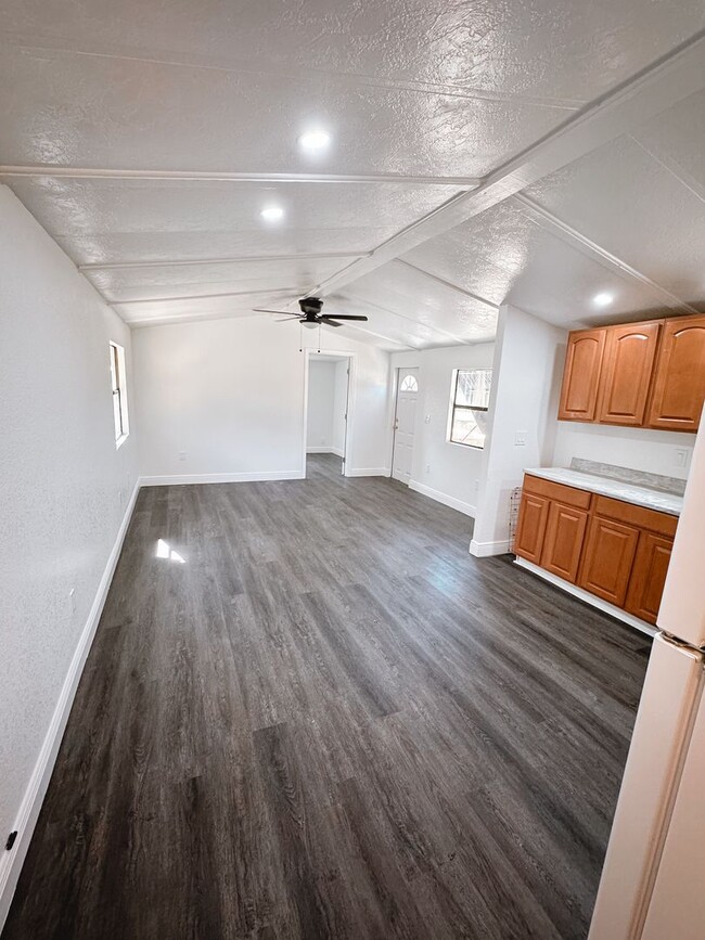 Building Photo - Remodeled Lakefront 2 Bedroom 2 Bath mobil...