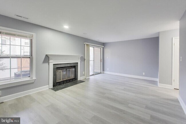 Building Photo - 2851 Strauss Terrace