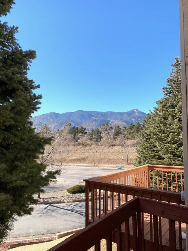 Building Photo - Beautiful Townhome in Colorado Spings