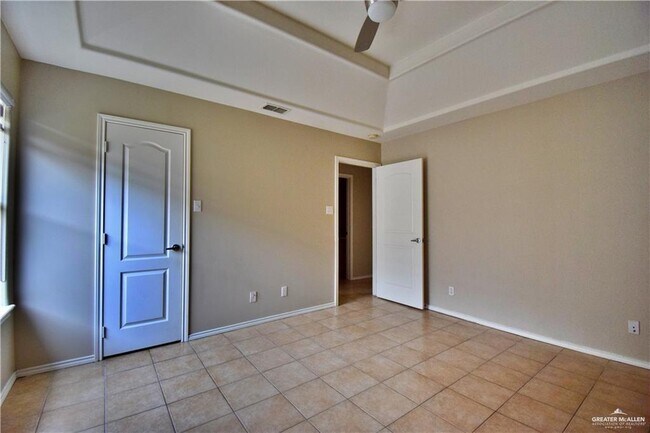 Building Photo - 14 Douglas