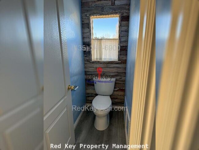 Building Photo - 1380 Single Family Home