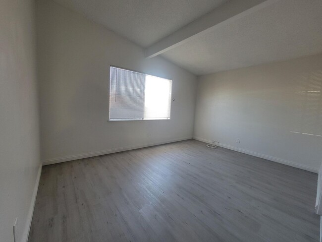 Building Photo - Renovated Single Family Home!  Large backy...