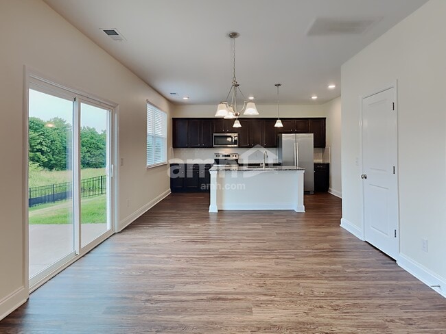 Building Photo - 2015 Bennett Dr