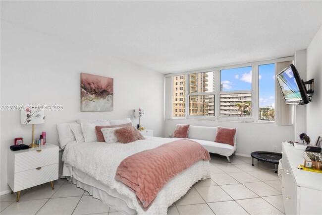 Building Photo - 2030 S Ocean Dr