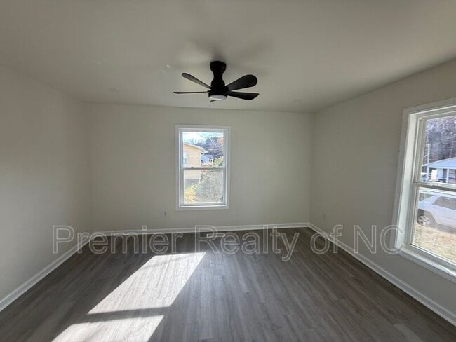 Building Photo - 172 Mill St