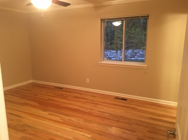 Building Photo - FANTASTIC FAMILY HOME! GREAT LOCATION!