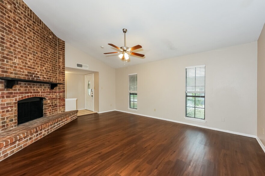 Building Photo - 1385 Southridge Dr
