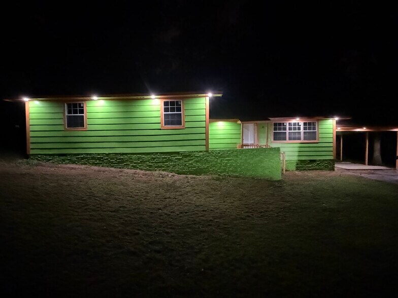 Night view - 4129 Plaza St