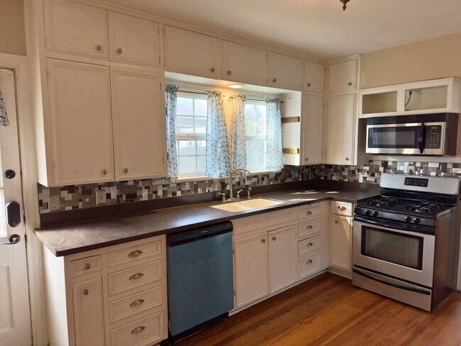 Building Photo - Adorable 3 bed 2 bath home in Brook Village!