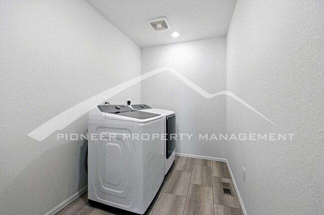 Building Photo - Spacious Home with Washer/Dryer and Centra...