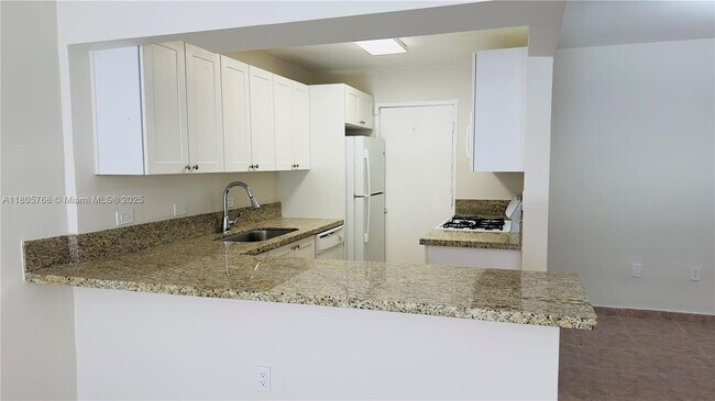 Building Photo - 6900 N Kendall Dr