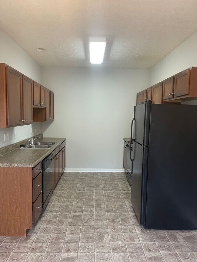 Building Photo - 2 bed, 2 bath, 2 car garage ranch style to...