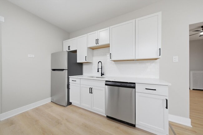 Building Photo - 7520 1/2 N Seeley Ave