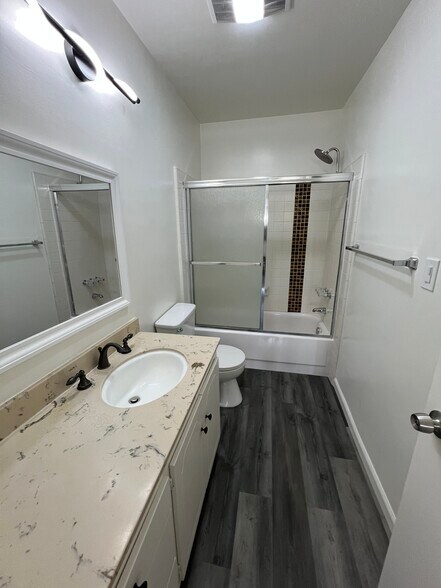 Building Photo - 10527 Palms Blvd