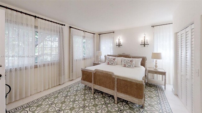 Building Photo - 327 Menores Ave