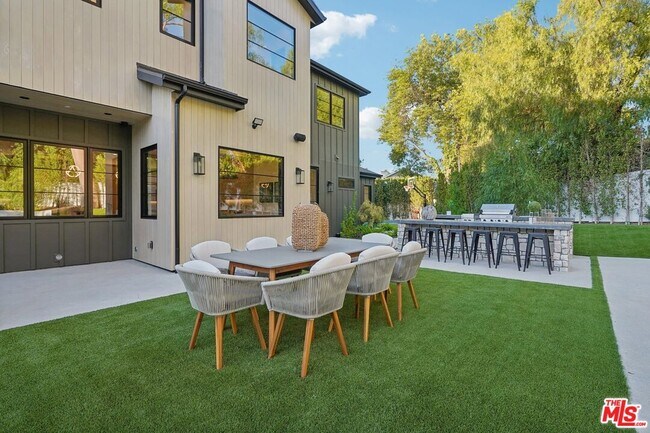 Building Photo - 5124 Calvin Ave