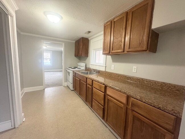 Building Photo - 307 W Cypress St