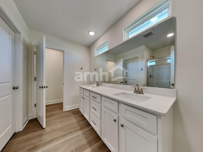 Building Photo - 11637 Hillside Dr