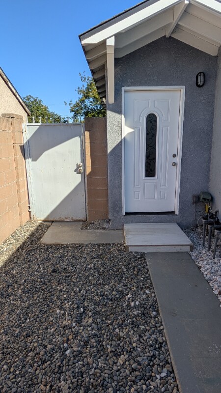 Building Photo - 1611 N Grape Ave