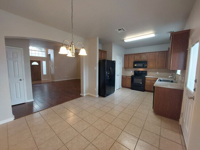Building Photo - Lovely 4 Bedroom Home with Master Downstai...