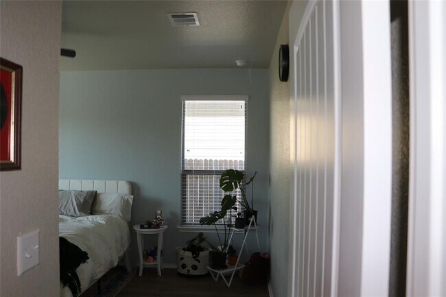 Building Photo - 321 Parrot Tulip View