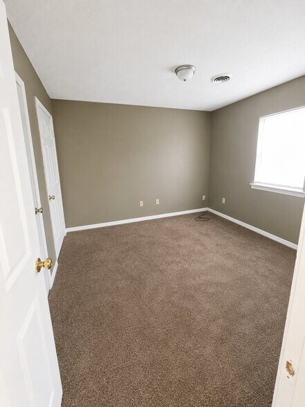 Building Photo - 1701-1702 Jamestown Way