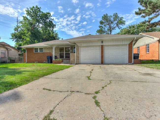 Building Photo - 2104 SW 68th St