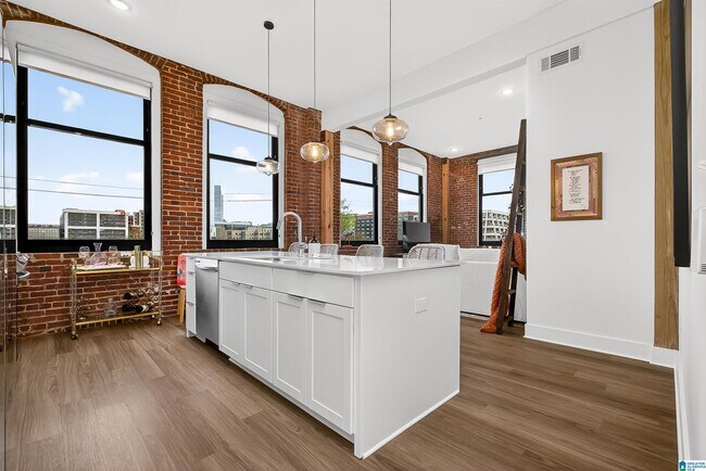Building Photo - 1329 4th Ave S