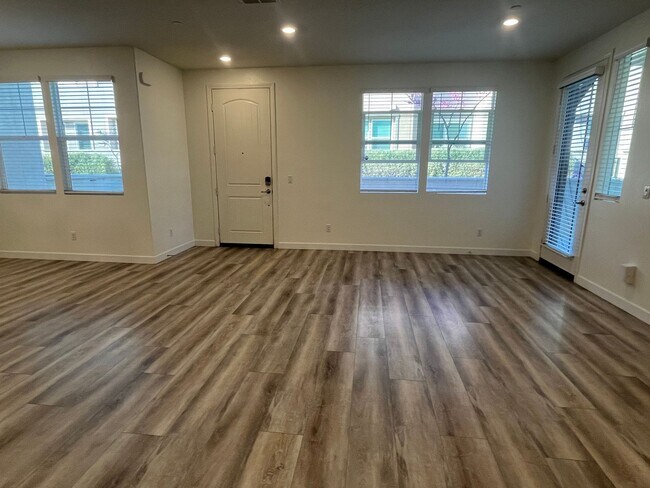 Building Photo - Spacious 3 bedroom, 3-bathroom condo for rent